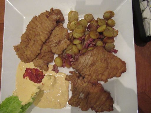 Hannover, Deutschland, Ständige Vertretung®, „Stasi Platte“ mit zwei Schnitzel, Sambal Sauce und Speckbratkartoffen