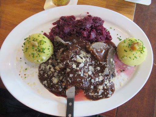 Hannover, Deutschland, Ständige Vertretung®, Rheinischer Sauerbraten mit geschmortem Rotkohl und Kartoffelklößen