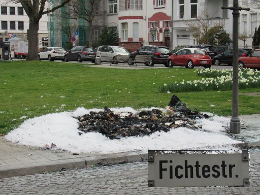 Sicherheit – Kriminalität, Hannover, Deutschland, ausgebrannte Müllcontainer in Kleefeld, Fichtestraße / Kantplatz, April 2022