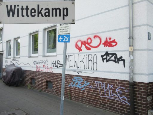 Sicherheit – Kriminalität, Hannover, Deutschland, Graffiti an einem Wohngebäude, Wittekamp, 30163 Hannover im Juli 2025