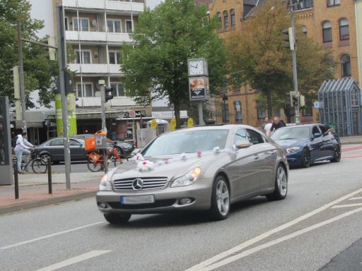 Sicherheit – Kriminalität, Hannover, Deutschland, Fahrzeuge vom türkischen Hochzeit Autokorso auf der Marienstraße / Berliner Allee am 17.08.2025