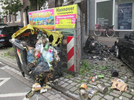 Sicherheit – Kriminalität, Hannover, Deutschland, ausgebrannter Müllcontainer in der Ferdinand-Wallbrecht-Straße / Göbelstraße, 30163 Hannover im August 2025
