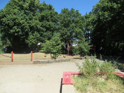Spielplatz Wittekamp, Hannover, Deutschland, Sitzb&auml;nke f&uuml;r M&uuml;tter oder V&auml;ter, B&auml;ume