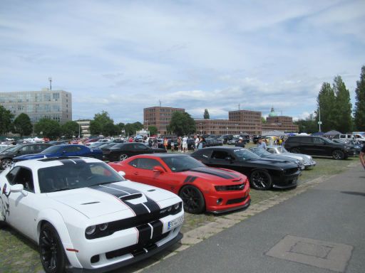 STREET Mag Show 2026, Hannover, Deutschland, Sch&uuml;tzenplatz mit modernen US Fahrzeugen