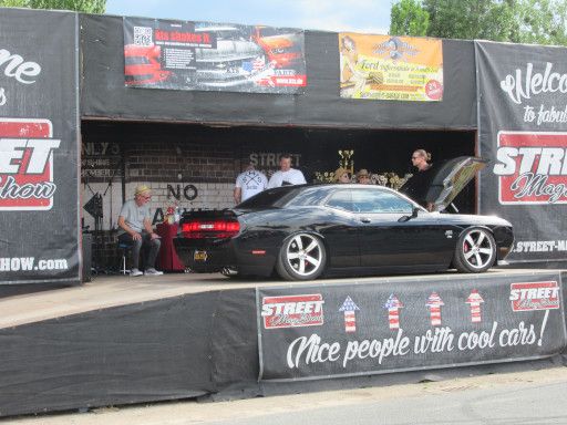 STREET Mag Show 2026, Hannover, Deutschland, B&uuml;hne mit Dodge Challenger