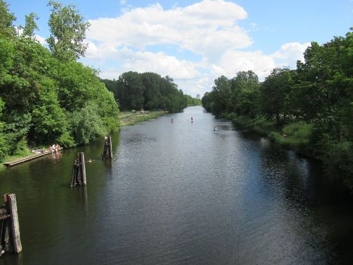 Wasserstadt Limmer, Hannover, Deutschland, Leineverbindungskanal mit Steg und Kanufahrern