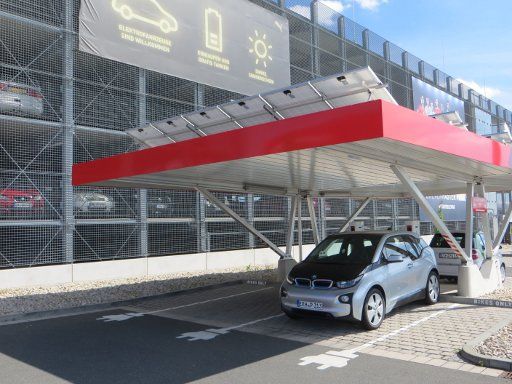 Herzogenaurach, Deutschland, Sport Outlets, Puma® Ladestation für Elektrofahrzeuge