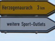 Herzogenaurach, Deutschland, Sport Outlets, Wegweiser