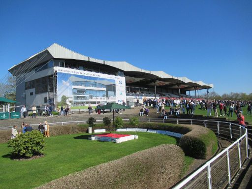 Pferderennbahn Neue Bult, Langenhagen, Deutschland, Absattelring und überdachte Tribüne