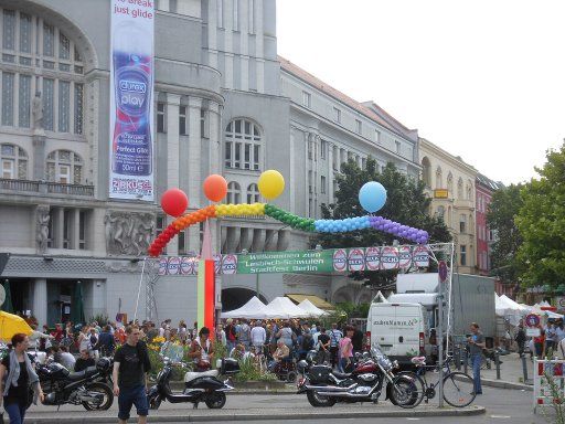 Lesbisch–Schwules Stadtfest, 2012, Berlin, Deutschland, Eingang Nollendorfplatz