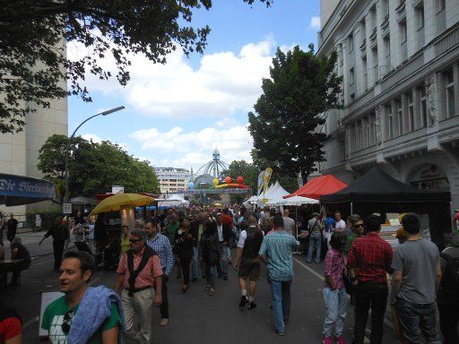 Lesbisch–Schwules Stadtfest, 2012, Berlin, Deutschland, Motzstraße Richtung Nollendorfplatz