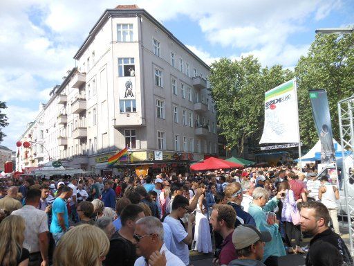 Lesbisch–Schwules Stadtfest, 2012, Berlin, Deutschland, Kreuzung Motzstraße / Eisenacher Straße
