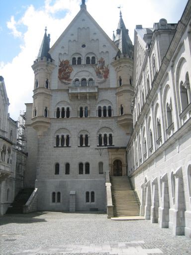 Schloss Neuschwanstein und Hohenschwangau, Hohenschwangau, Deutschland, Schloss Neuschwanstein oberer Schlosshof