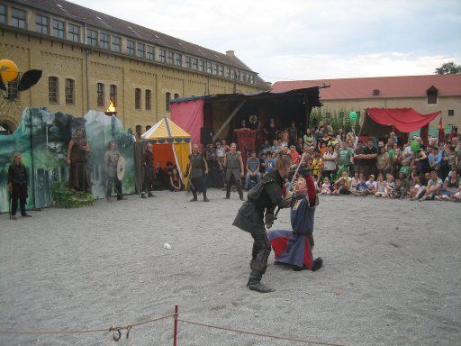 Zitadelle Spandau, Burgfest, Berlin, Deutschland, Drachensaga mit Fangdorn, kämpfende Brüder