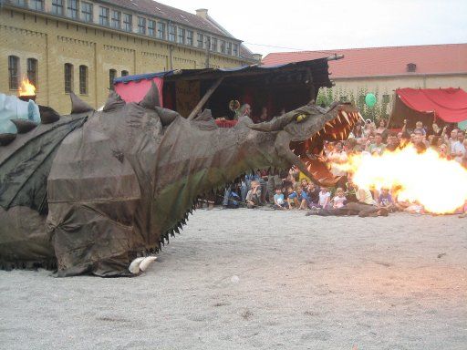 Zitadelle Spandau, Burgfest, Berlin, Deutschland, Drachensaga mit Fangdorn, feuerspeiende Drache