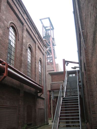 Zollverein®, Essen, Deutschland, Industriegebäude, Fördergerüst im Hintergrund