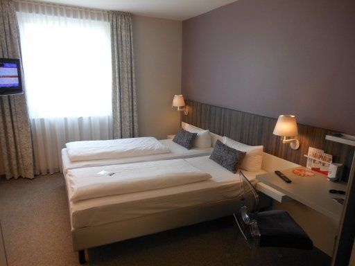 Premier Inn Nürnberg City Nordost Hotel (ehemals acomhotel nürnberg), Nürnberg, Deutschland, Zimmer 536 mit zwei Betten, Nachtischleuchten, Fenster, Flachbildfernseher, Tisch und Stuhl