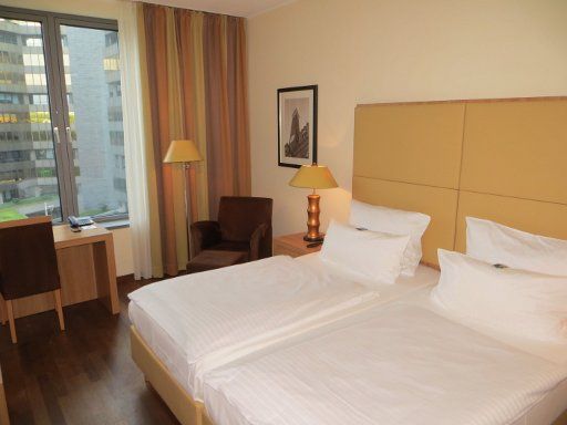 AMERON® Hotel Regent, Köln, Deutschland, Zimmer 502 mit zwei Betten, Schreibtisch mit Stuhl, Fenster, Sessel und Nachttischleuchten