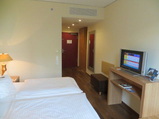 AMERON® Hotel Regent, Köln, Deutschland, Zimmer 502 mit zwei Einzelbetten, Klimaanlage, Kofferablage, Wandspiegel, Schrank und Flachbildfernseher