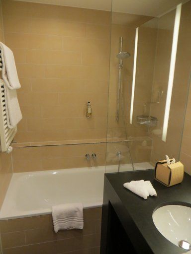 AMERON® Hotel Regent, Köln, Deutschland, Bad mit Badewanne und Duschfunktion, Waschtisch