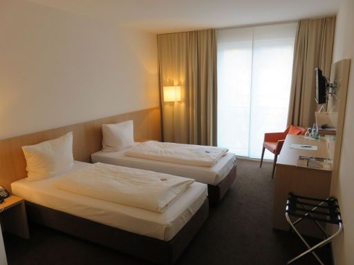 Ardey Hotel, Witten, Deutschland, Zimmer 321 mit zwei Einzelbetten, großem Fenster, Sessel, Schreibtisch und Kofferablage