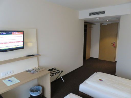 Ardey Hotel, Witten, Deutschland, Zimmer 321 mit Klimaanlage, Wandschrank, Minisafe, Eingangstür und Trennwand zum Bad