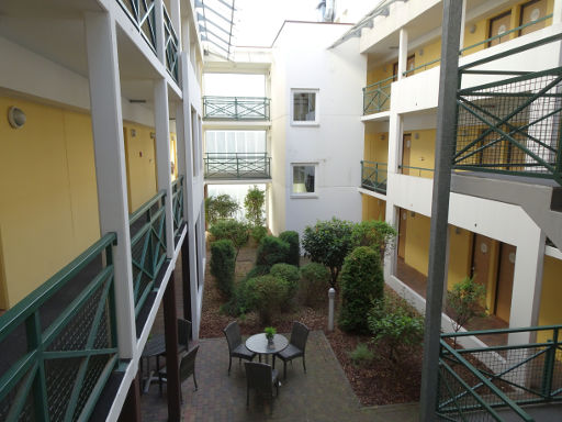 B&B Hotel Hannover-Nord, Hannover, Deutschland, offenes Atrium zwischen den Gebäudeteilen