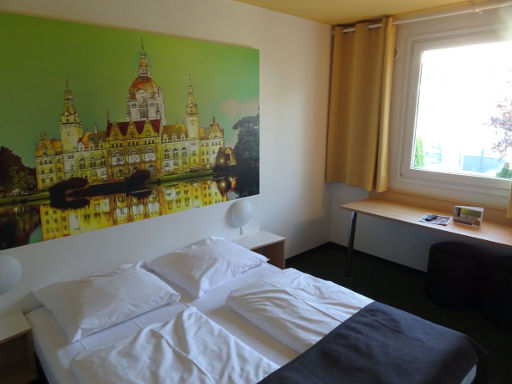 B&B Hotel Hannover-Nord, Hannover, Deutschland, Zimmer 211 mit Doppelbett, Nachttischleuchten, Fenster, Gardinen, Stuhl und Tisch