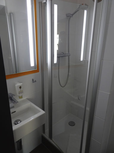 B&B Hotel Hannover-Nord, Hannover, Deutschland, Bad mit Waschbecken und Dusche