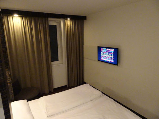 B&B Hotel Offenbach, Offenbach, Deutschland, Zimmer 225 mit Flachbildfernseher von Samsung