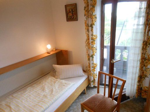 Beinhof, Prien am Chiemsee, Urschalling, Deutschland, Zimmer 4 mit Bett, Balkontür und Stuhl