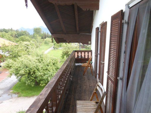 Beinhof, Prien am Chiemsee, Urschalling, Deutschland, Balkon vor den Zimmern in der zweiten Etage