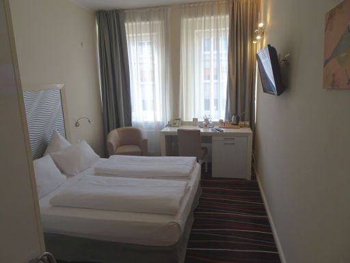 Best Western® Hotel Hannover-City, Hannover, Deutschland, Zimmer 208 mit Doppelbett, Sessel, Schreibtisch, Fenster, Kühlschrank und Flachbildfernseher