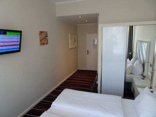 Best Western® Hotel Hannover-City, Hannover, Deutschland, Zimmer 208 mit Flachbildfernseher, Eingangstür, Kofferablage, Trennwand zum Bad, Einbauschrank mit Wandspiegel und Mini Safe