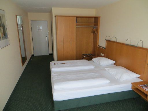 Best Western Hotel München Airport, Erding, Deutschland, Zimmer 318 mit zwei Einzelbetten, Nachtischleuchten, Schrank, Kofferablage, Wandspiegel, Eingangstür und Trennwand zum Bad