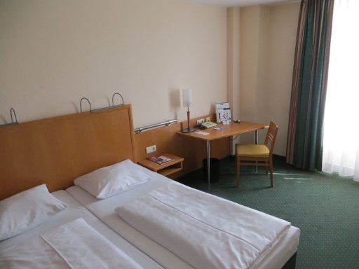 Best Western Hotel München Airport, Erding, Deutschland, Zimmer 318 mit Schreibtisch und Stuhl