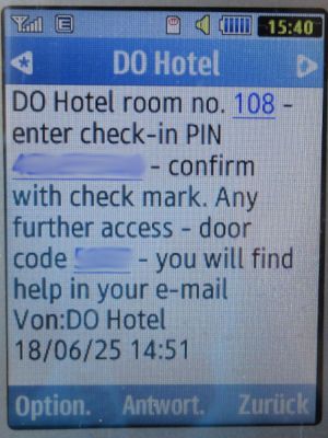 DO Hotel by WMM Hotels, Dornstadt, Deutschland, SMS mit Zimmernummer, Aktivierungs und Tür Code auf einem Samsung GT–C3300K Mobiltelefon