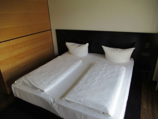 DO Hotel by WMM Hotels, Dornstadt, Deutschland, Zimmer 108 mit zwei Einzelbetten, Nachttisch und Trennwand zum Badezimmer