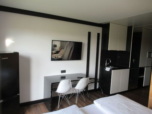 DO Hotel by WMM Hotels, Dornstadt, Deutschland, Zimmer 108 mit Kühlschrank, Flachbildfernseher, Tisch, Stühle und Einbauküche