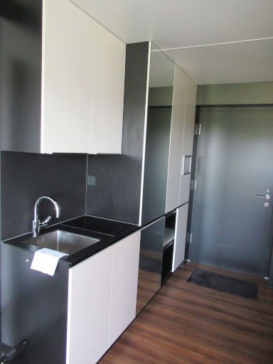 DO Hotel by WMM Hotels, Dornstadt, Deutschland, Einbauküche, Flur, Schrank und Eingangstür