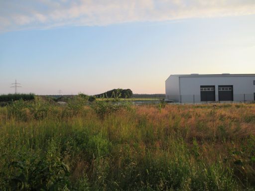 DO Hotel by WMM Hotels, Dornstadt, Deutschland, Ausblick auf eine Wiese und Gewerbehalle