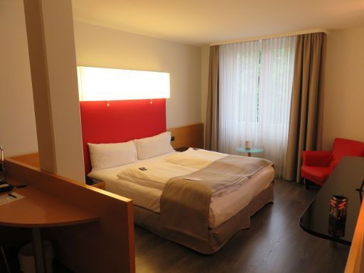 DORMERO Hotel Königshof, Dresden, Deutschland, Zimmer 218 mit Doppelbett, Beleuchtung in Weiß oder Rot, Fenster, Tisch und Sessel