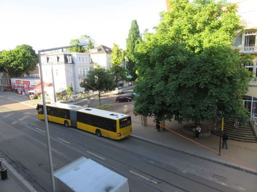 DORMERO Hotel Königshof, Dresden, Deutschland, Blick aus dem Zimmer 218 auf die Wasastraße mit Bus und Straßenbahnhaltestelle