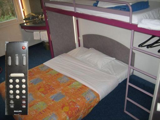 ibis budget Essen Nord (ehemals etap), Deutschland, großes Bett, Hochbett, Fernbedienung mit abgenutzen Tasten