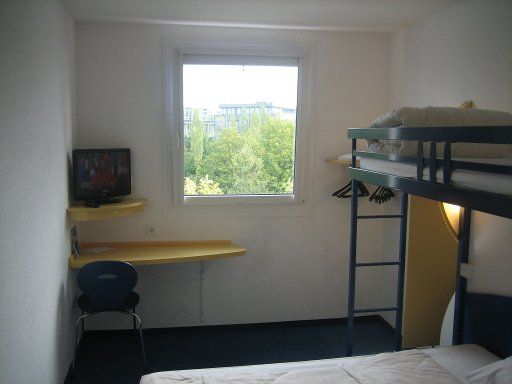 ibis budget (ehemals Etap Hotel) München Ost Messe, Deutschland, Zimmer 323 mit Flachbildfernseher, Fenster, Stuhl und Tisch