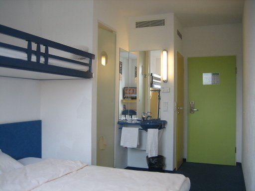 ibis budget (ehemals Etap Hotel) München Ost Messe, Aschheim, Deutschland, Zimmer 323 mit Hochbett, Queensize Bett, Waschbecken, Klimaanlage, Eingangstür