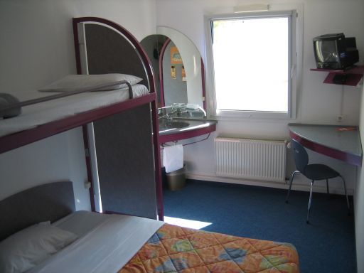 ibis budget (ehemals Etap Hotel) München Süd Ost, Putzbrunn, Deutschland, Zimmer mit großem Bett, Etagenbett, Fernseher, Waschbecken, Tisch und Stuhl