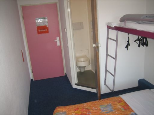 ibis budget (ehemals Etap Hotel) München Süd Ost, Putzbrunn, Deutschland, Etagenbett, großes Bett, Tür zur Dusche und WC und Eingangstür