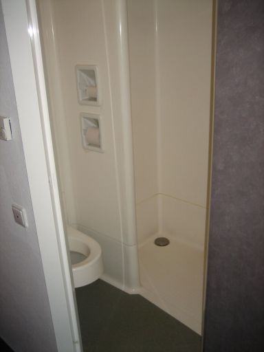 ibis budget (ehemals Etap Hotel) München Süd Ost, Putzbrunn, Deutschland, Duschkabine und WC Kabine