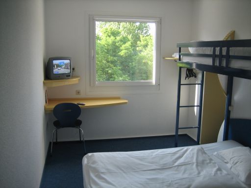 ibis budget (ehemals Etap Hotel) Potsdamer Platz, Berlin, Deutschland, Zimmer Nummer 412 mit großem Bett, Etagenbett, Fernseher, Waschbecken, Tisch, Stuhl